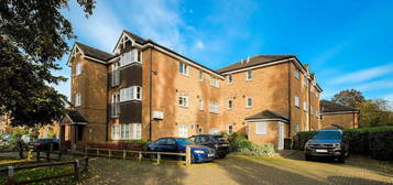 Flat for sale in School House Gardens, Loughton IG10