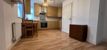 4 bed end terrace house to rent