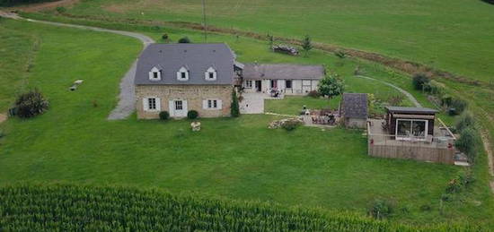 OLORON - AU CALME ABSOLU, MAGNIFIQUE PROPRIETE DE CARACTERE AVEC VUE PANORAMIQUE IMPRENABLE SUR LES PYRENEES -