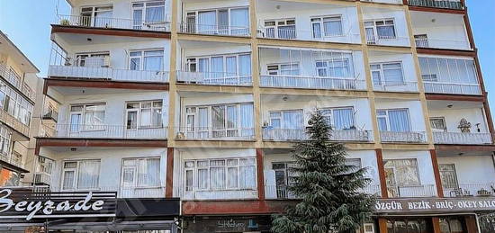 Esat akay caddesi köşesinde 3+1 2.katta içi eski