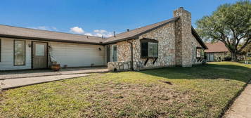 633 Oak Park Dr, Boerne, TX 78006