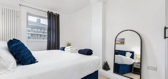 Flat to rent in Broadway Market, London E8