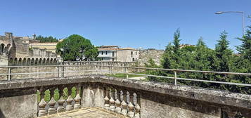 AVIGNON EXTRA MUROS 1ere CEINTURE- Proche fac et rempart T2 avec terrasse et parking