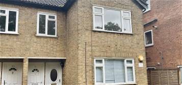 Flat to rent in Madeira Grove, Woodford Green IG8