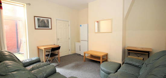 Flat to rent in Tavistock Road, Jesmond, Newcastle Upon Tyne NE2