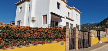 Casa adosada en venta en Alcaucín