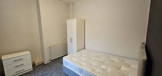 Room to rent in Whitwood Common Lane, Castleford WF10