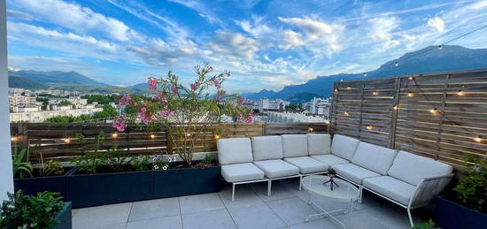 Très bel appartement T4, Grenoble FOCH, étage élevé, avec terrasse et vue sur tous les massifs