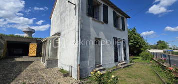 Agréable maison de ville à rafraichir (avec coin terrasse, terrain/jardin, cave, garage-atelier indépendant et petite dépendance) dans un quartier prisé et recherché de la commune de Nevers