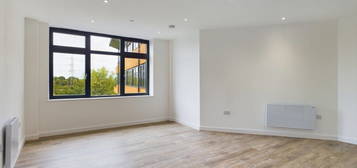 Flat to rent in London Road, Staines-Upon-Thames, Surrey TW18