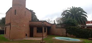 Preciosa Casa De 2 Dormitorios, Lumin., Amplia, Con Cochera Y Jardín Con Pileta