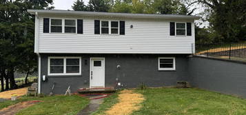 309 Floyd St #B, Abingdon, VA 24210