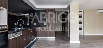 Apartamento T3, Recentemente remodelado para venda no centro da Mar...