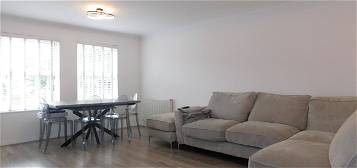 Flat to rent in Cobham Close, Enfield EN1