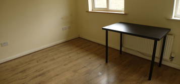 Flat to rent in Gilpin Crescent, London N18