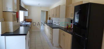 5 bedroom detached house