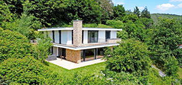 Eleganz am Hang: Modernes Architektenhaus in grüner Oase mit Panoramablick