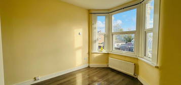 Flat to rent in Ley Street, Ilford IG1