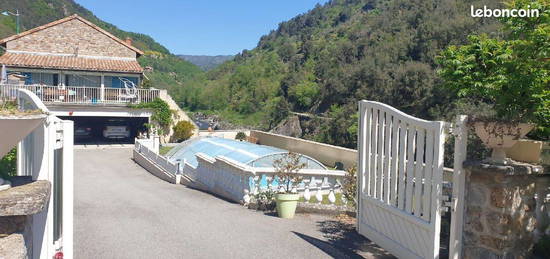 Loue appartement dans maison avec piscine partagée