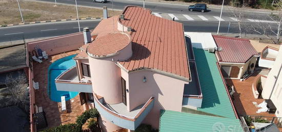 Ampia Villa con Piscina a Pochi metri dal mare