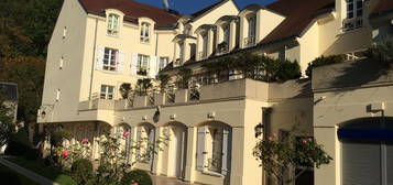 Appartement F3/F4 au centre-ville L'Isle Adam avec terrasse au 1er étage d'un immeuble de standing de 3 étages avec ascenseur, place de parking en sous-sol et une cave