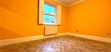 Flat to rent in Manse Road, London N16