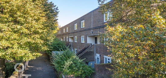 Maisonette to rent in Salisbury Walk, London N19