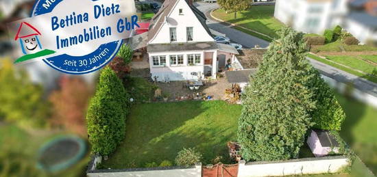 DIETZ: Tolles Einfamilienhaus mit Garten, 2 Terrassen, Doppelgarage und Keller in Goßostheim!