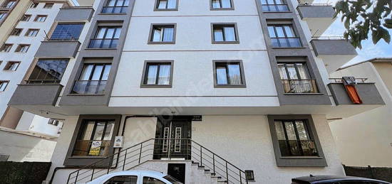 ÇEKMEKÖYDE SATILIK 1+1 İSKANLI KULLANIŞLI DAİRE