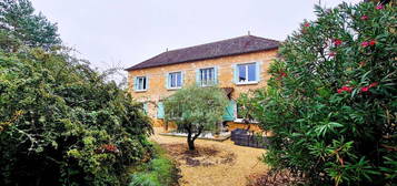 Maison traditionnelle en pierre avec grange et piscine