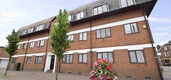 Flat to rent in Exchange Road, Watford WD18