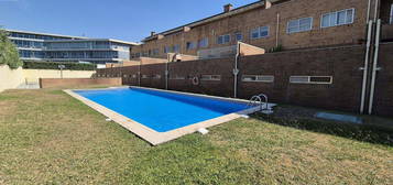 Apartamento T2 com VISTA MAR, em Cond. Fechado com Piscina