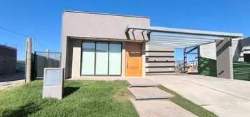 Alquiler Casa 1 año 3 dormitorios, 150m2, 2 cocheras, Juan Isidro Maza 700, Rodeo Del Medio
