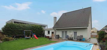 Home sweet home: Einfamilienhaus mit Garten, PV-Anlage, Pool und Garage