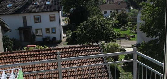 Top gepflegte helle 2,5 Zi. DG-Wohnung mit Einbauküche und 2 Balkone