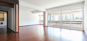 Arrendamento de Apartamento T5  em Miraflores