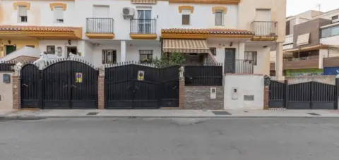 Casa adosada en calle de Rosal&#xED;a de Castro, 7