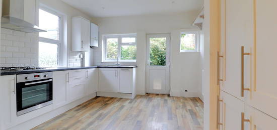 Flat to rent in Lauriston Road, Brighton, East Sussex BN1