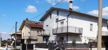 CASA SEMINDIPENDENTE A SAN NICOLA MANFREDI