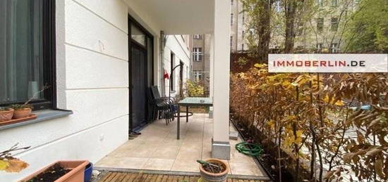 IMMOBERLIN.DE - Zur Miete: Exquisit möblierte Wohnung mit Terrasse, Minigarten & Tiefgaragenplatz in begehrter Kiezlage