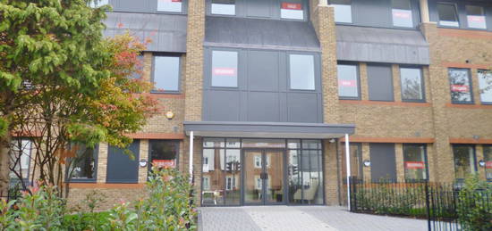 Flat to rent in Aldenham Road, Bushey WD23