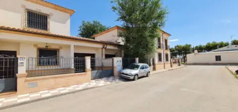 Chalet adosado en calle de Syrah