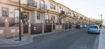 Chalet adosado en venta en calle del Capote