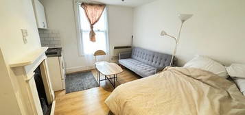 Studio to rent in Ferme Park Road, Finsbury Park N4