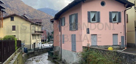 Casa indipendente in vendita in via Alessandro Manzoni, 4