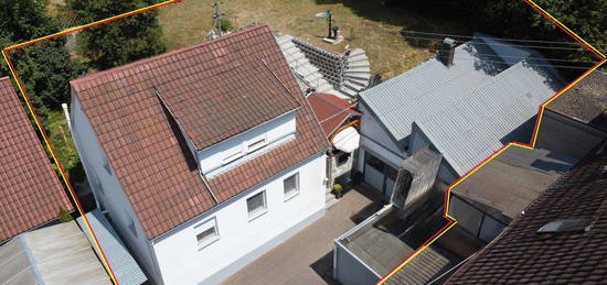 Freistehendes Einfamilienhaus (kernsaniert)  mit großem Grundstück, Werkstatt und Garage