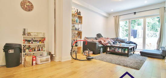 Flat to rent in Burghley Road, London NW5