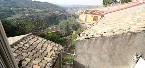 Casa indipendente in vendita a Monterosso Almo