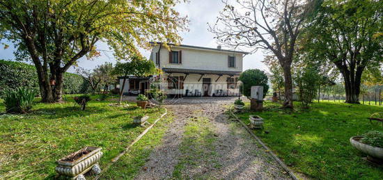 Villa Bifamiliare a Reggio nell'Emilia 6 locali