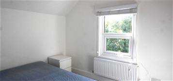 Room to rent in Catford Hill, London SE6